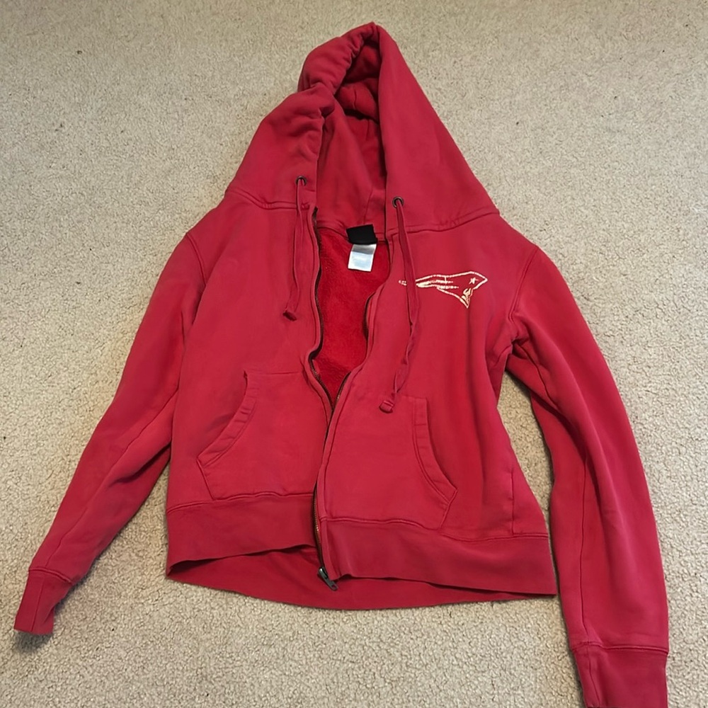 Patriots zip up